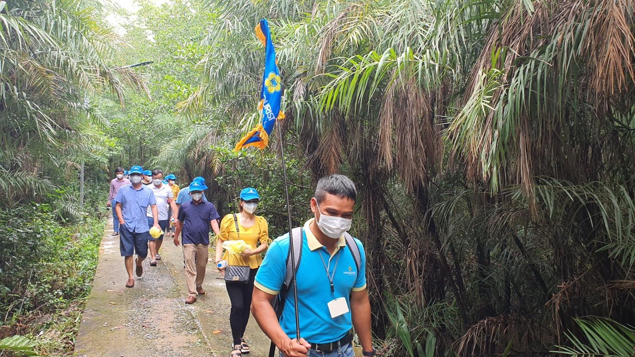 Theo chân hướng dẫn viên du lịch của Công ty Dịch vụ Lữ hành Saigontourist, đoàn y tế được tìm hiểu về thế giới rừng ngập mặn Cần Giờ